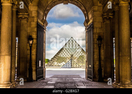 Pyramide des Louvre in Paris Stockfoto