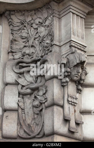 Weiblichen Maskaron am Jugendstil-Gebäude von der Hauptbahnhof in Prag, Tschechien. Jugendstil-Empfangsgebäude Stockfoto