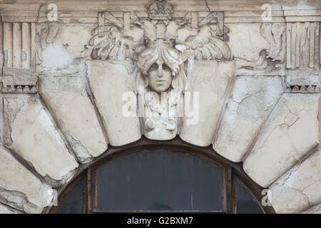 Allegorische Maskaron gewidmet der ÖBB auf die Jugendstil-Gebäude von der Hauptbahnhof in Prag, Tschechien Stockfoto