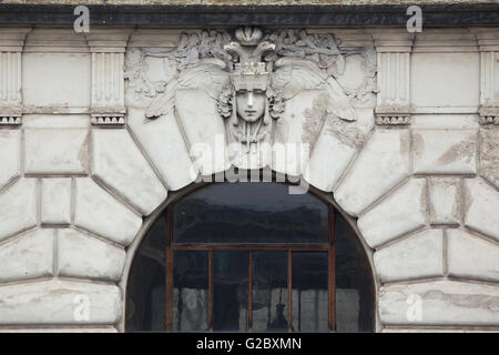 Allegorische Maskaron gewidmet Russischen Eisenbahnen auf die Jugendstil-Gebäude von der Hauptbahnhof in Prag, Tschechische Repu Stockfoto