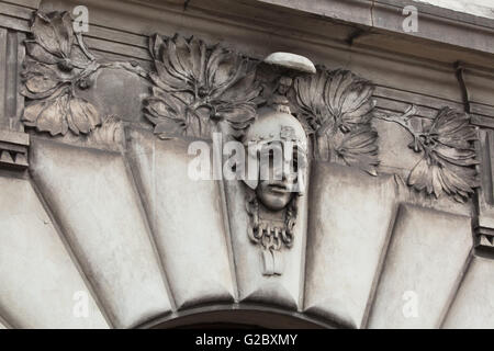 Allegorische Maskaron gewidmet italienischen Eisenbahnen auf die Jugendstil-Gebäude von der Hauptbahnhof in Prag, Tschechische Repu Stockfoto