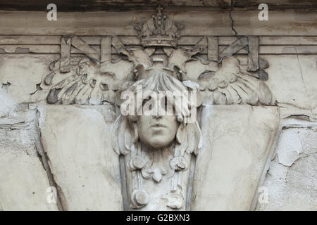 Allegorische Maskaron gewidmet der ÖBB auf die Jugendstil-Gebäude von der Hauptbahnhof in Prag, Tschechien Stockfoto