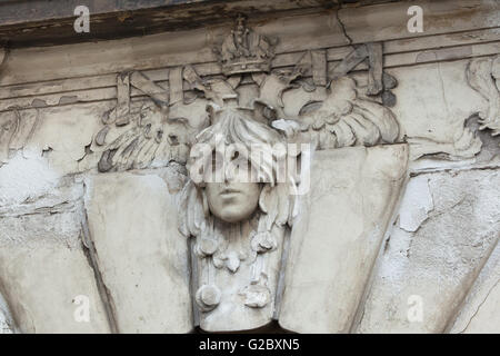 Allegorische Maskaron gewidmet der ÖBB auf die Jugendstil-Gebäude von der Hauptbahnhof in Prag, Tschechien Stockfoto