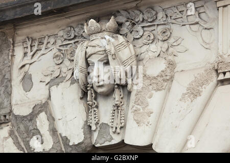 Allegorische Maskaron gewidmet Indian Railways auf die Jugendstil-Gebäude von der Hauptbahnhof in Prag, Tschechische Repub- Stockfoto