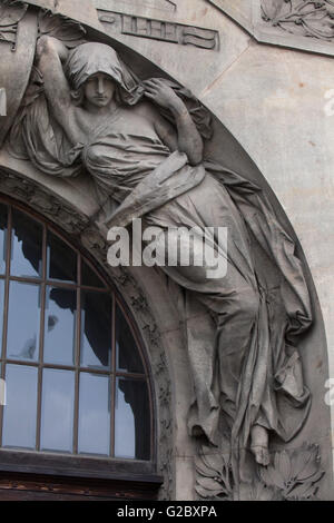 Allegorische weibliche Statue auf dem Jugendstil-Gebäude von Hauptbahnhof in Prag, Tschechische Republik. Jugendstil-Bahnhof Stockfoto