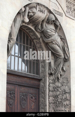 Westportal des Jugendstil-Gebäudes der Hauptbahnhof in Prag, Tschechische Republik. Jugendstil-Bahnhof Gebäude desi Stockfoto