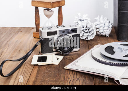 Alte Kamera Closeup auf braun Holz Hintergrund mit offenen notepad Stockfoto