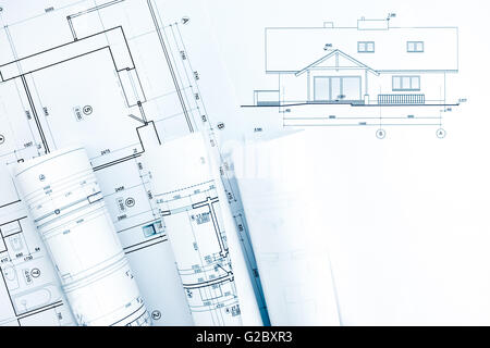 Filmrollen Architekturpläne und Hausplan Zeichnungen am Arbeitstisch Stockfoto