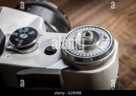 Alte Kamera Closeup auf braunen Holz Baclground Stockfoto