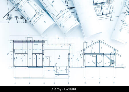Arbeitsbereich mit Blaupausen, Brötchen und Hausplan Architekt Stockfoto