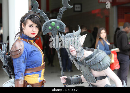 Enthusiasten, einige in Tracht, besuchen den Eröffnungstag der diesjährigen Comic Con Convention statt im Excel Centre in London 27,0 Stockfoto