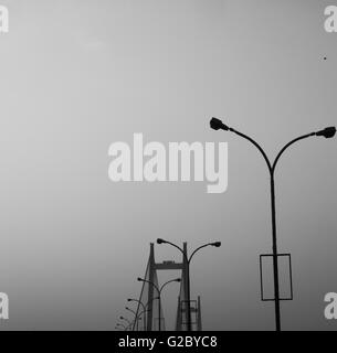 Perspektive Richtungskontrolle Vidyasagar Setu Brücke Betonung der Linie der Lampe Bucht mit Blick auf Aussetzung tower Stockfoto
