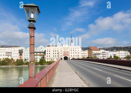 Innbruecke Brücke mit dem Stadttor, Wasserburg a. Inn, Upper Bavaria, Bavaria, Germany Stockfoto