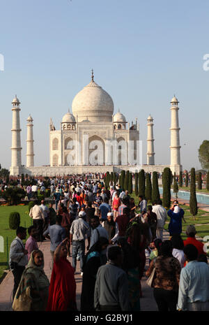Touristen vor dem Taj Mahal, Agra, Uttar Pradesh, Indien Stockfoto