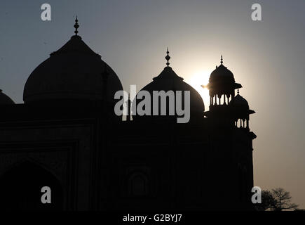 Drei Kuppeln gegen das Licht, Taj Mahal, Agra, Uttar Pradesh, Indien Stockfoto