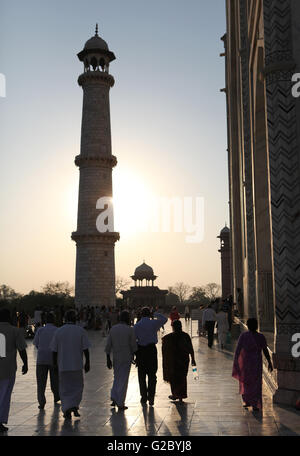 Minarett neben dem Taj Mahal bei Gegenlicht, Agra, Uttar Pradesh, Indien Stockfoto