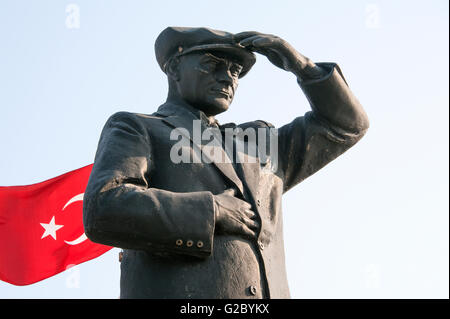 Mustafa Kemal Atatürk Statue neben der türkischen Flagge, Marmaris, Provinz Muğla, Ägäisregion, Ägypten, Türkei Stockfoto