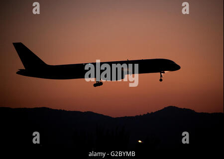 Flugzeug nähert sich Flughafen Dalaman in der Abenddämmerung, Dalaman, Provinz Muğla, Ägäis, Türkei Stockfoto