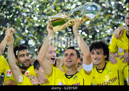 BVB-Spieler jubeln, Sebastian Kehl mit der Super-Cup-Trophäe im Jahr 2013 vor Sokratis, Robert Lewandowski und Marco Reus Stockfoto