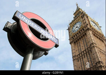 Londoner U-Bahn-Logo Und Big Ben, Southwark, London, London Region, England, Vereinigtes Königreich Stockfoto