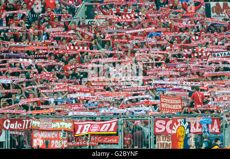 Bayern-Fans ihre Schals, Bayer Leverkusen - FC Bayern Muenchen, 1:1 Anzeigen Leverkusen, Nordrhein-Westfalen, Deutschland Stockfoto