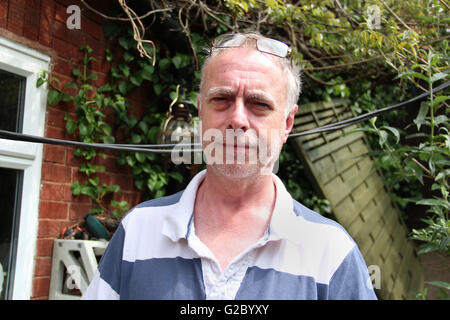 Paul Rowlands in seinem Haus in Lauge, in der Nähe von Stourbridge, West Midlands, seines Vaters, die bei der Explosion in der Kneipe Mulberry Bush John getötet wurde, sagte die Bombenanschläge von Birmingham Pub eine "leere" in seinem Leben verlassen hatte und forderte neue Obduktionen geöffnet werden, so dass seine Fragen beantwortet werden können. Stockfoto