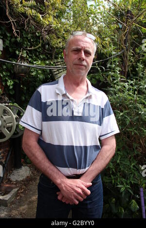 Paul Rowlands in seinem Haus in Lye, in der Nähe von Stourbridge, West Midlands, wurde sein Vater John bei der Explosion im Mulberry Bush Pub getötet, Sagte, die Bombenanschläge im Birmingham Pub hätten eine "Leere" in seinem Leben hinterlassen und neue Anfragen eröffnet, damit seine Fragen beantwortet werden können. Stockfoto