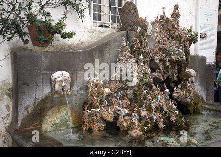 Brunnen mit winzigen Figuren in der ehemaligen Maritime Republik Amalfi in Kampanien an der Küste in der Nähe von Salerno Italien Stockfoto