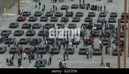 Mitglieder der Öffentlichkeit anzeigen 70 EFD Autos auf dem Display an der Titanic Helligen in Belfast. Stockfoto