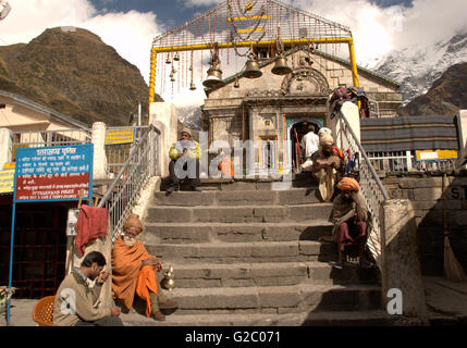 Kedarnath Tempel mit Sadhus und Hindu-Pilger, Kedarnath, Garhwal Himalaya, Uttarakhand, Indien Stockfoto