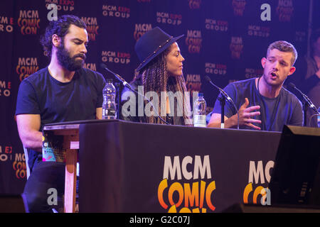 London, UK. 28. Mai 2016. Akteure aus der TV-Serie die Bedeutung der (nicht) Being Human, L-r: Aidan Turner, Lenora Crichlow und Russell Tovey nehmen an einer Podiumsdiskussion Teil. Die MCM-ComicCon findet im Excel Exhibition Centre bis Sonntag, 29 Mai. Stockfoto