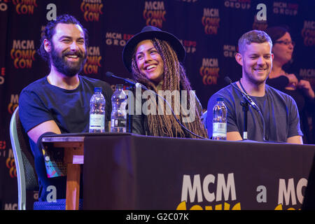 London, UK. 28. Mai 2016. Akteure aus der TV-Serie die Bedeutung der (nicht) Being Human, L-r: Aidan Turner, Lenora Crichlow und Russell Tovey nehmen an einer Podiumsdiskussion Teil. Die MCM-ComicCon findet im Excel Exhibition Centre bis Sonntag, 29 Mai. Stockfoto