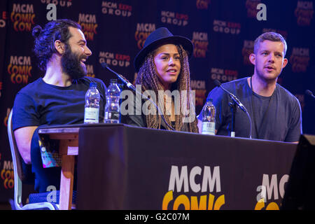 London, UK. 28. Mai 2016. Akteure aus der TV-Serie die Bedeutung der (nicht) Being Human, L-r: Aidan Turner, Lenora Crichlow und Russell Tovey nehmen an einer Podiumsdiskussion Teil. Die MCM-ComicCon findet im Excel Exhibition Centre bis Sonntag, 29 Mai. Stockfoto