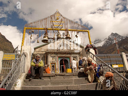 Kedarnath Tempel mit Sadhus und Hindu-Pilger, Kedarnath, Garhwal Himalaya, Uttarakhand, Indien Stockfoto