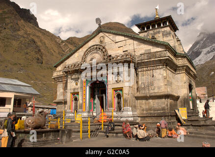 Kedarnath Tempel mit Sadhus und Hindu-Pilger, Kedarnath, Garhwal Himalaya, Uttarakhand, Indien Stockfoto