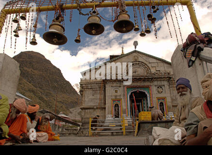 Kedarnath Tempel mit Sadhus und Hindu-Pilger, Kedarnath, Garhwal Himalaya, Uttarakhand, Indien Stockfoto