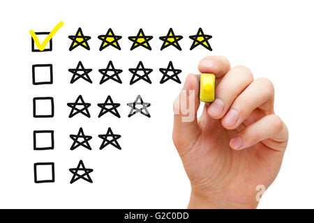 Hand, Häkchen mit gelbe Markierung auf fünf-Sterne-Bewertung. Kunden-Zufriedenheit-Konzept. Stockfoto