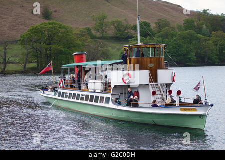 Ullswater (im Lake District), Cumbria, England. Der alte 19c Passagierdampfer Raven Ankunft am Howtown Stockfoto