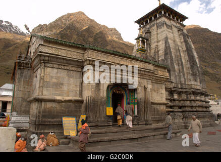 Kedarnath Tempel mit Sadhus und Hindu-Pilger, Kedarnath, Garhwal Himalaya, Uttarakhand, Indien Stockfoto