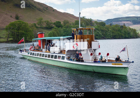 Ullswater (im Lake District), Cumbria, England. Der alte 19c Passagierdampfer Raven Ankunft am Howtown Stockfoto