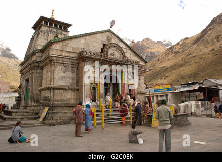 Kedarnath Tempel mit Sadhus und Hindu-Pilger, Kedarnath, Garhwal Himalaya, Uttarakhand, Indien Stockfoto