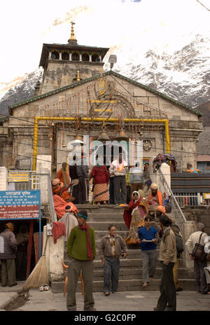 Kedarnath Tempel mit Sadhus und Hindu-Pilger, Kedarnath, Garhwal Himalaya, Uttarakhand, Indien Stockfoto