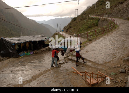 Pilger auf dem Weg zum Tempel Kedarnath, Garhwal Himalaya, Uttarakhand, Indien Stockfoto