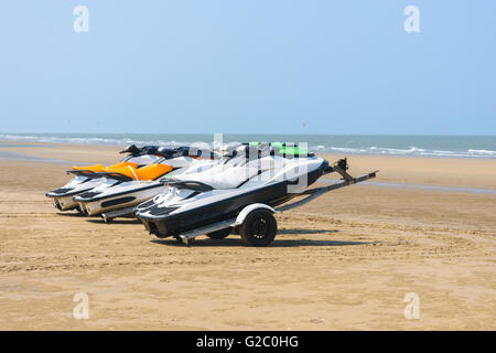 Jet-Ski Boote auf Anhänger am Strand geparkt Stockfoto