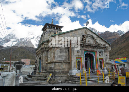 Kedarnath Tempel mit Sadhus und Hindu-Pilger, Kedarnath, Garhwal Himalaya, Uttarakhand, Indien Stockfoto