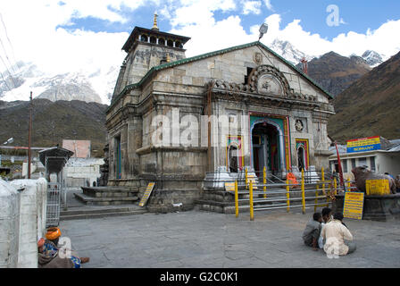 Kedarnath Tempel mit Sadhus und Hindu-Pilger, Kedarnath, Garhwal Himalaya, Uttarakhand, Indien Stockfoto