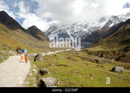 Pilger auf dem Weg zum Tempel Kedarnath, Garhwal Himalaya, Uttarakhand, Indien Stockfoto