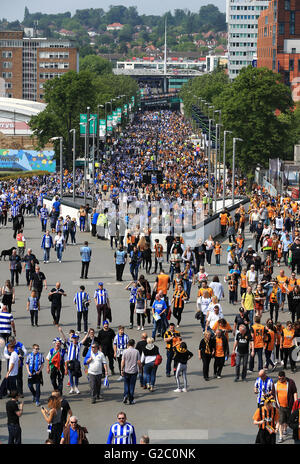 Hull City und Sheffield Wednesday Fans finden ihren Weg nach Wembley Weg vor der Meisterschaft Play-off-Finale im Wembley Stadium, London. Stockfoto