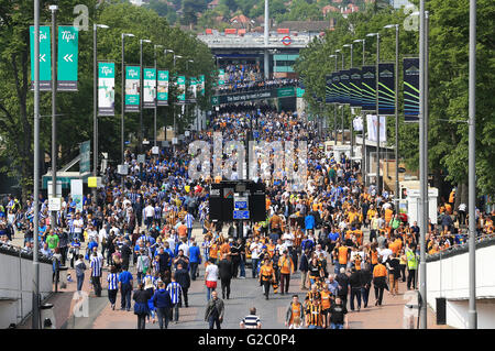 Hull City und Sheffield Wednesday Fans finden ihren Weg nach Wembley Weg vor der Meisterschaft Play-off-Finale im Wembley Stadium, London. Stockfoto