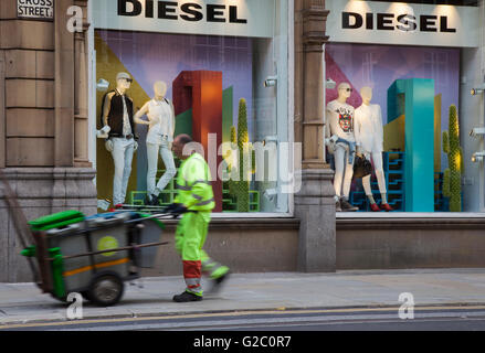 Leute, die Schaufenster der Geschäfte Einzelhandel Fashion Stores in der Innenstadt. Diesel Stores in Cross Street, Greater Manchester, UK Stockfoto